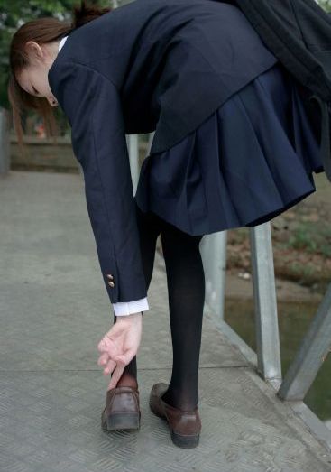女学生被c扒衣服真人版_高清高清完整版播放